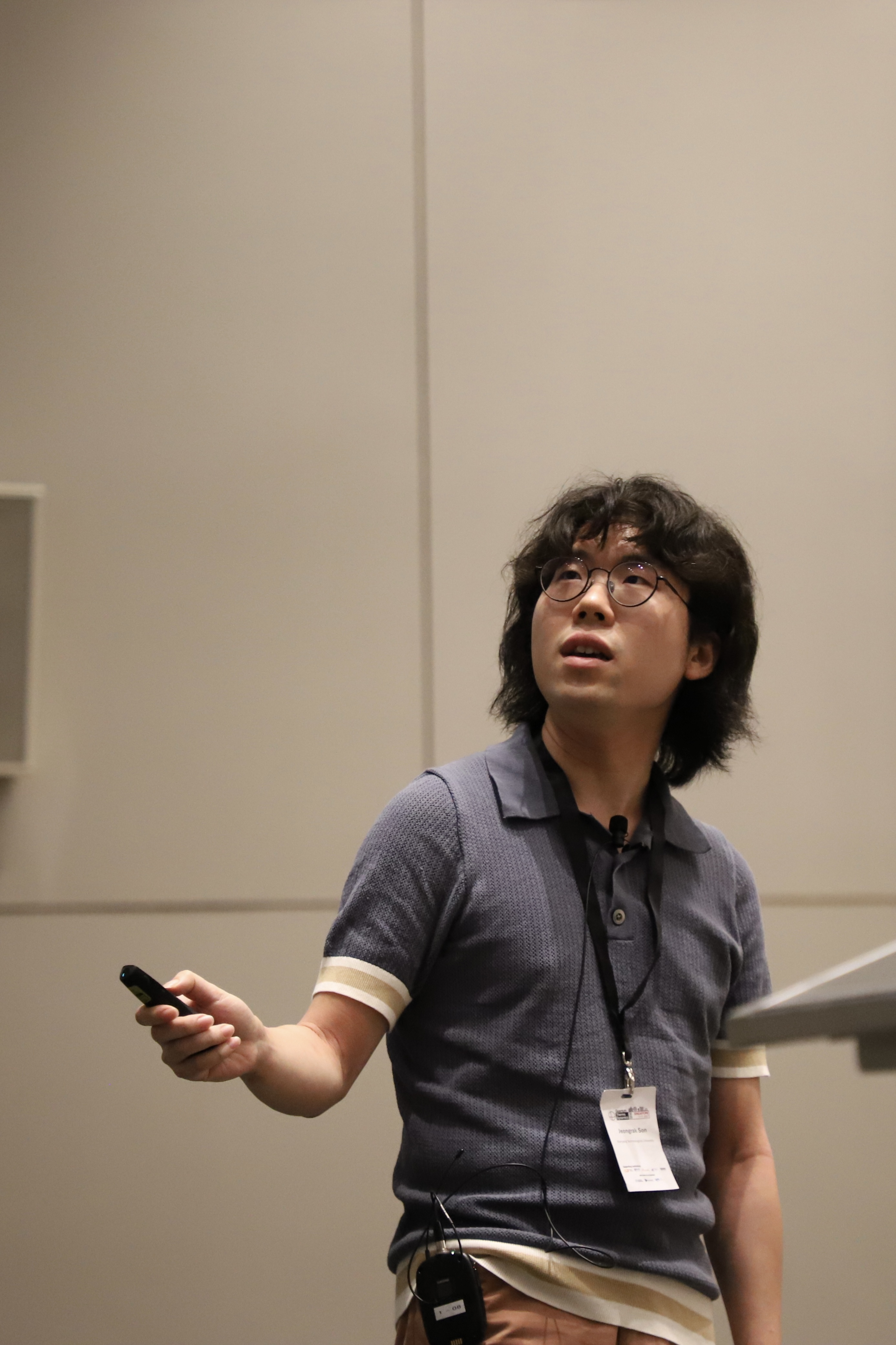 Jeongrak giving a talk at QTD